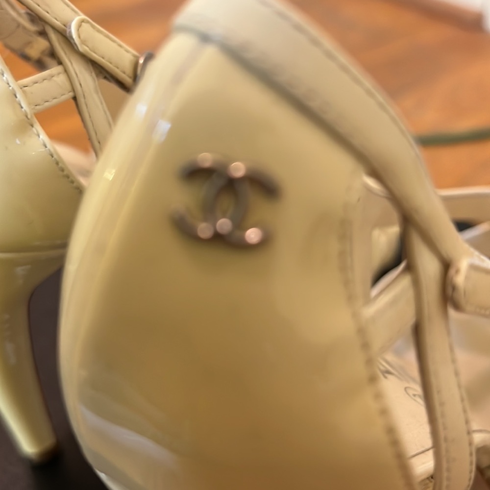 Chanel off white/beige patent leather heeled sandals - Picture 5 of 12